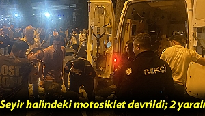 Seyir halindeki motosiklet devrildi; 2 yaralı