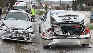 Otomobil aynı yönde seyreden başka bir otomobile çarptı; 1 yaralı