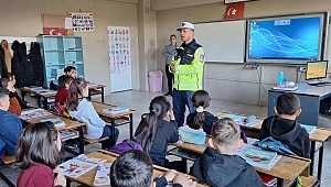 Kula’da Jandarma trafik timlerinden öğrencilere ve servis şoförlerine trafik eğitimi